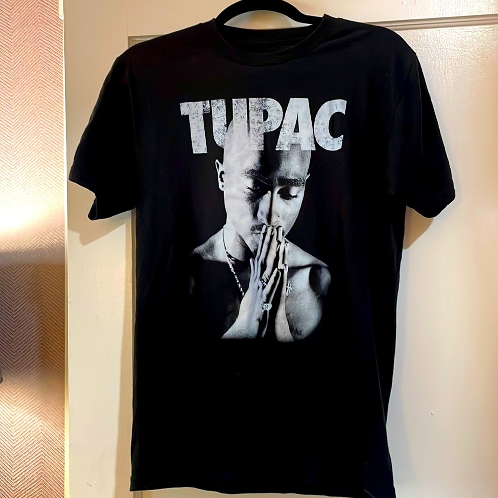 Men’s Tupac tshirt.